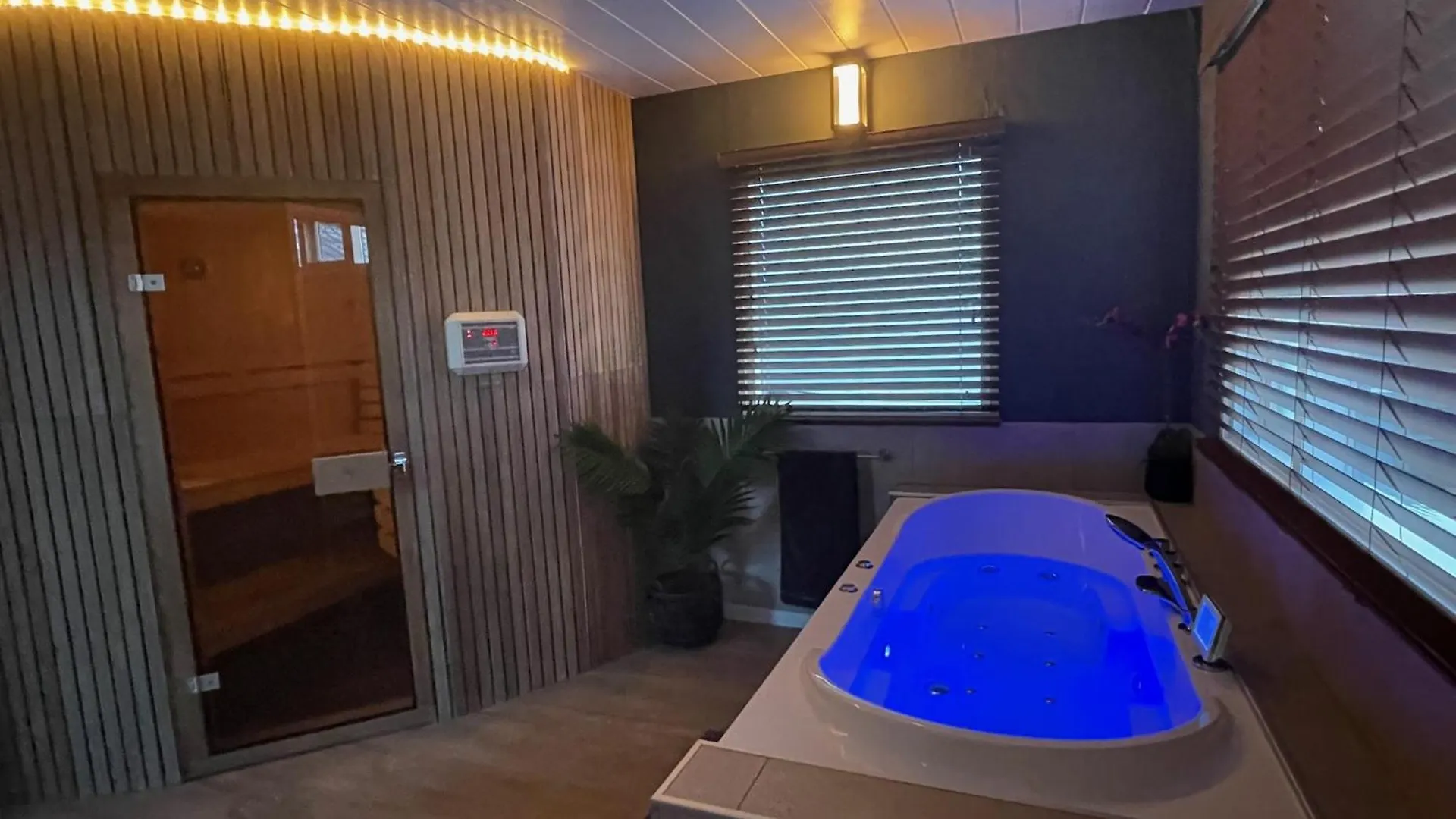 Apartment Poellodge Xl, Houseboat Met Whirlpool En Sauna Aalsmeer
