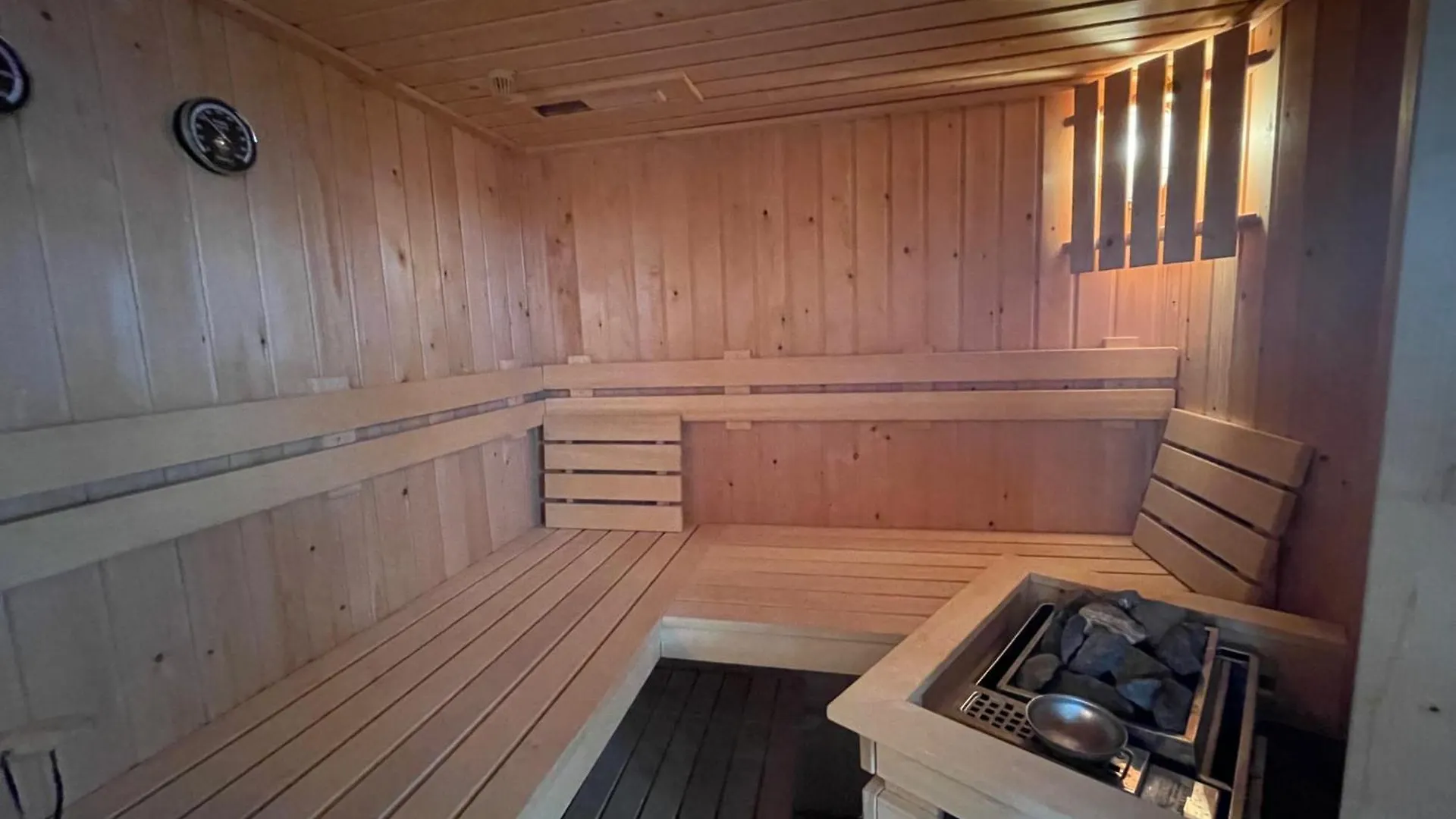 Poellodge Xl, Houseboat Met Whirlpool En Sauna Aalsmeer 0*,  Niederlande