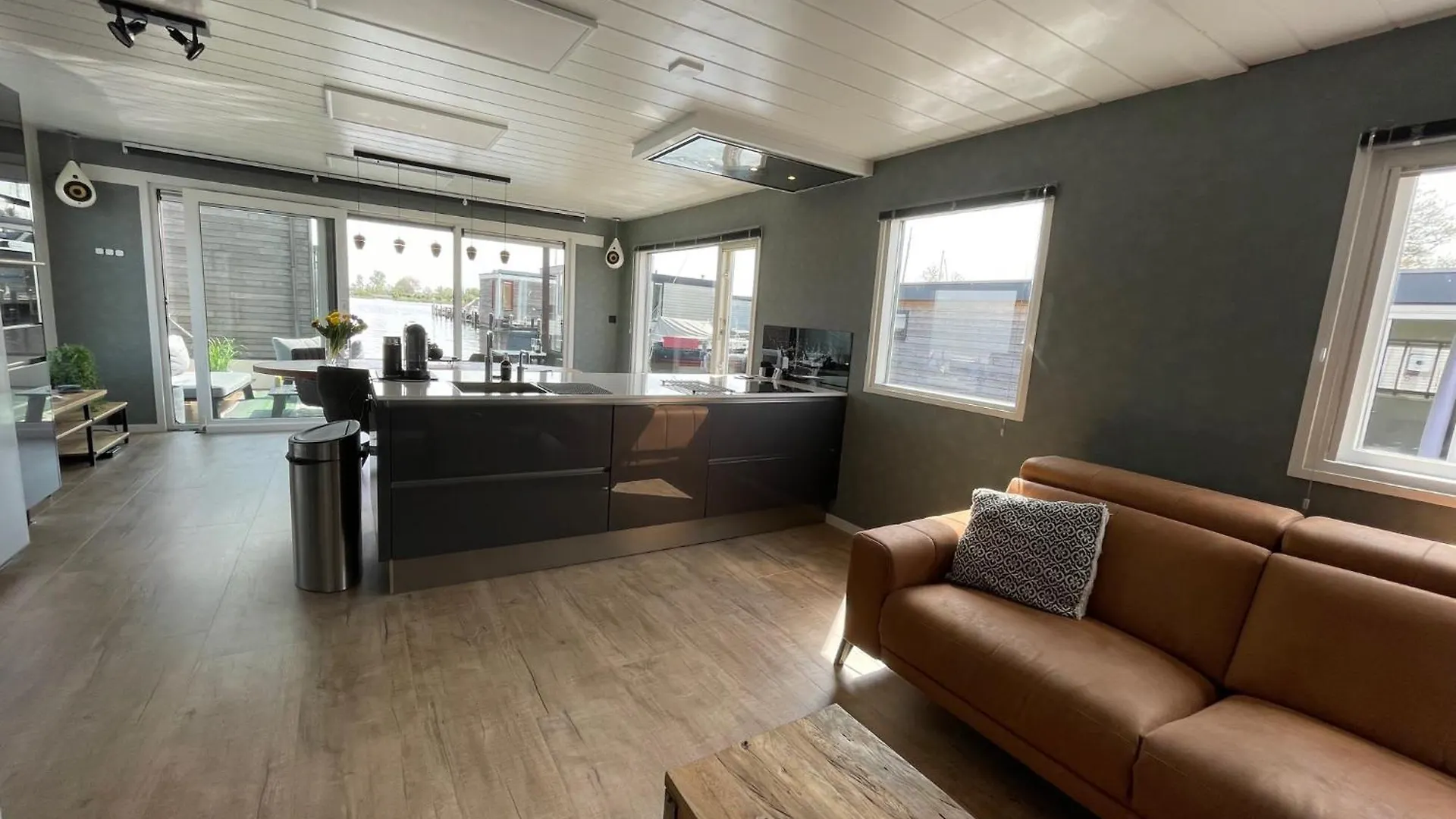 Apartment Poellodge Xl, Houseboat Met Whirlpool En Sauna Aalsmeer