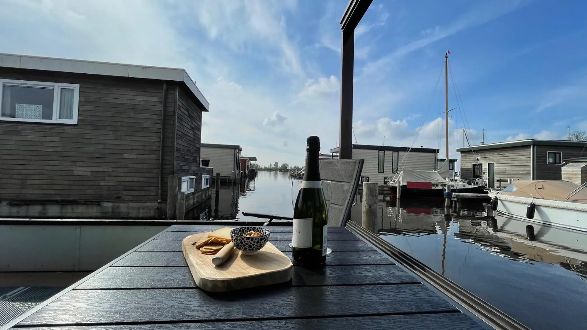Poellodge Xl, Houseboat Met Whirlpool En Sauna Aalsmeer