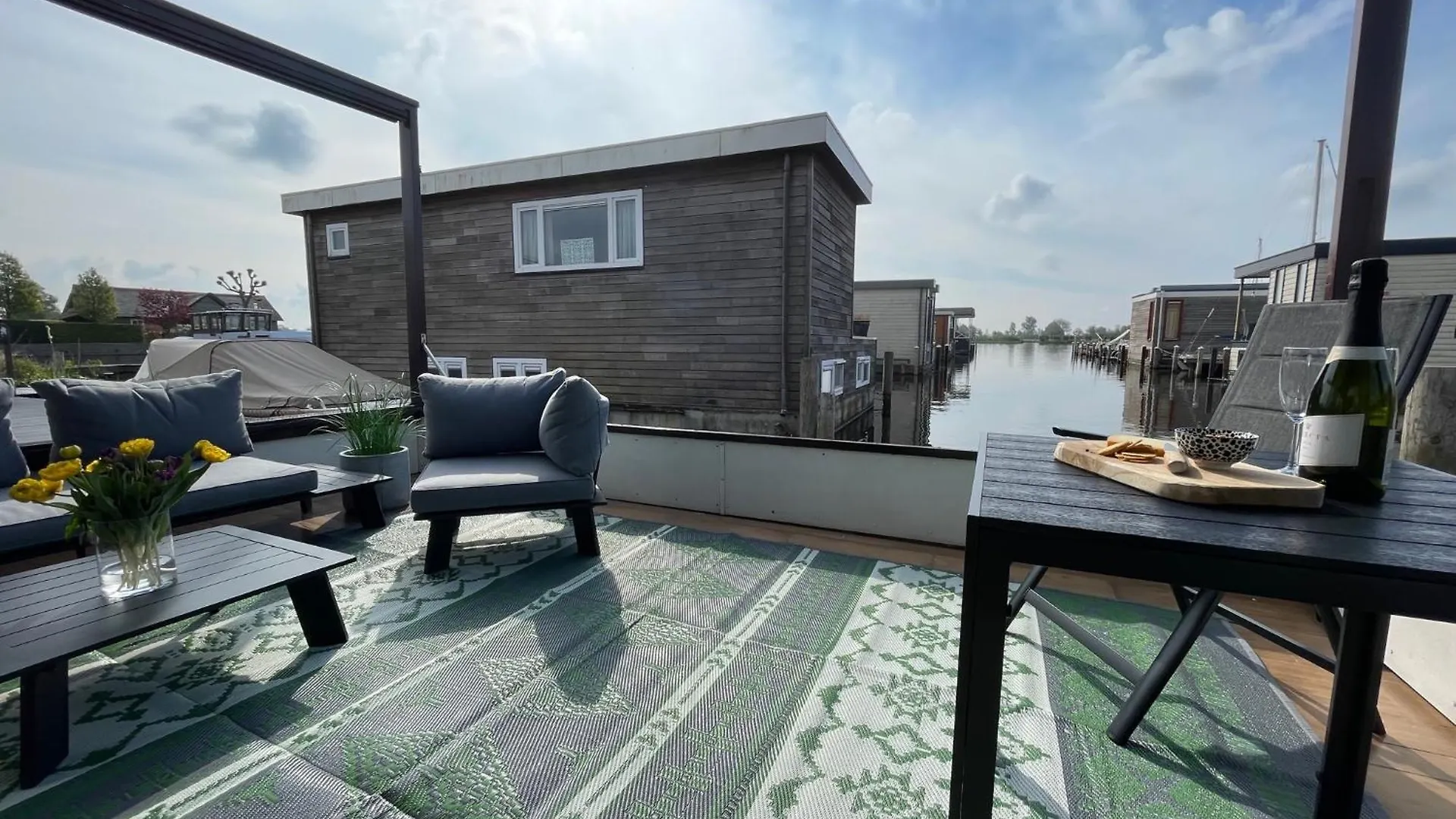 Apartment Poellodge Xl, Houseboat Met Whirlpool En Sauna Aalsmeer
