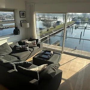 The Boathouse With Boat Ferienhaus